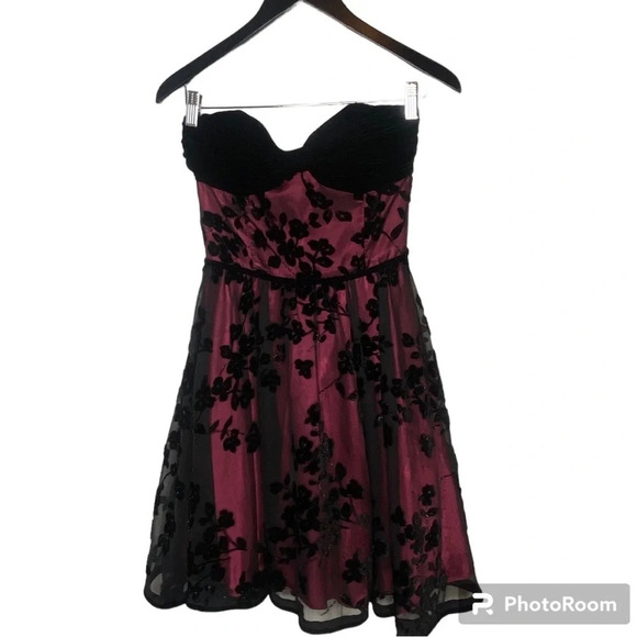 Vintage Betsy’s Johnson strapless dress in  burgundy with black floral overlay - Picture 3 of 15